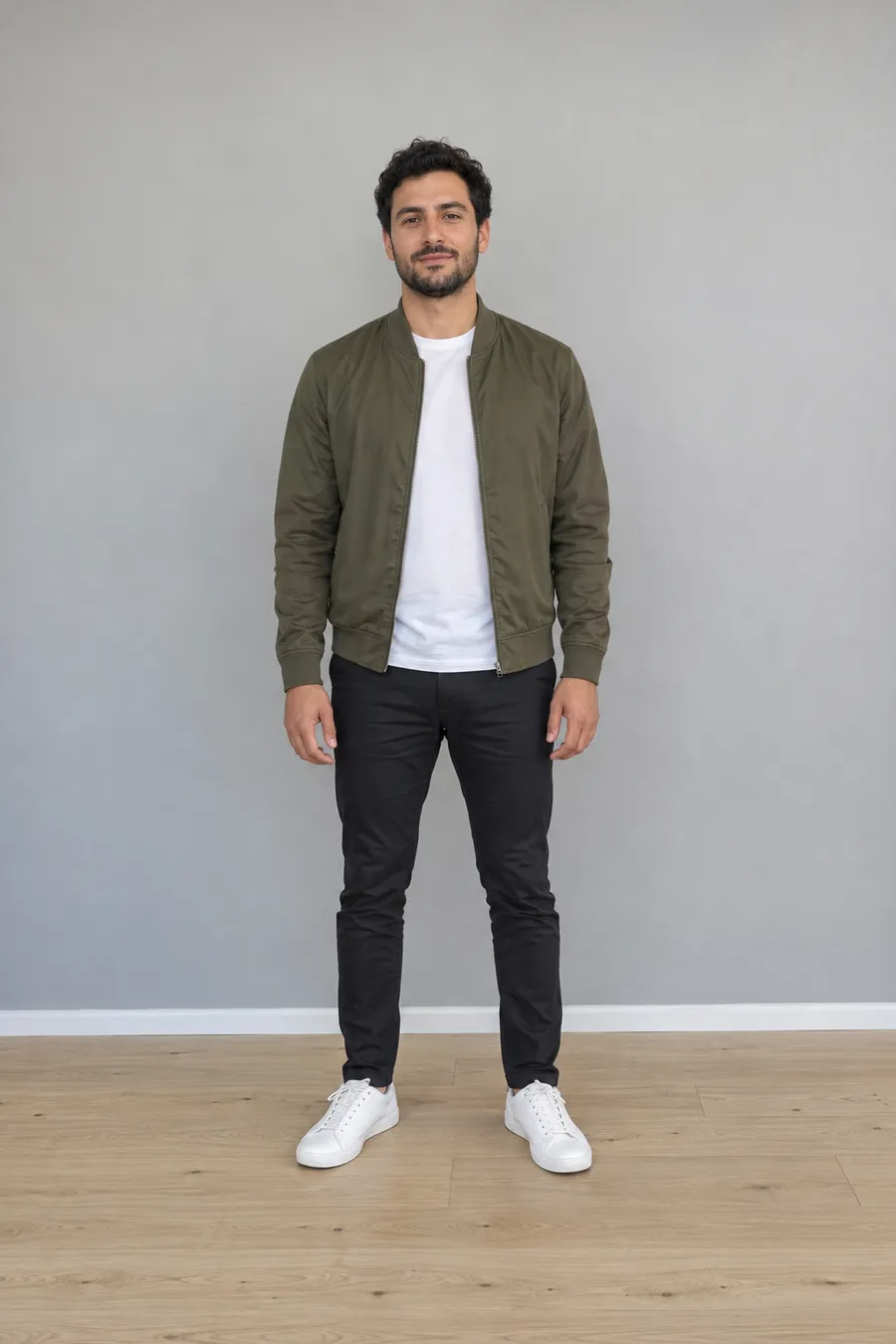 Homem em pé em um corredor claro, exemplo de foto