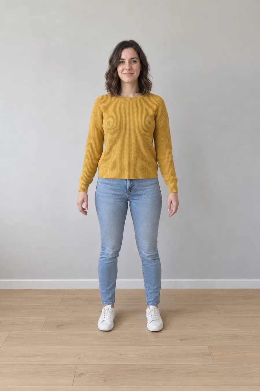 Mulher de suéter amarelo, exemplo de foto para um vídeo sozinha